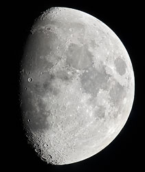 Quartier de Lune photographié avec un téléobjectif CANON EF 400mm F/D 5,6 L USM + CANON Extender 2X II + Extender 1,4x II + boitier CANON 50D (soit une focale réelle de 1120mm) le tout sur un trépied photo et avec une télécommande.