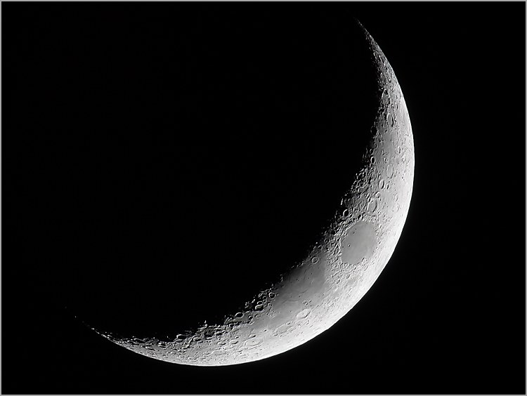 Croissant de Lune au 4eme jour de la lunaison CANON D60 + MTO 1000mm