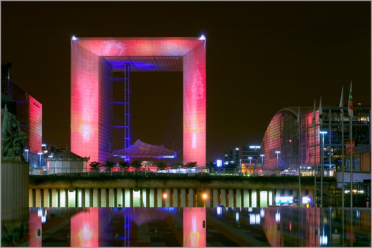 grande_arche_la_defense_illuminee_reflet_fontaine_5.jpg