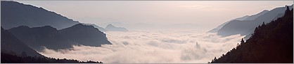 Mer de nuages au dessus des villages de Aiglun, Le mas, Roquestéron (CANON 10D + EF 100 macro)