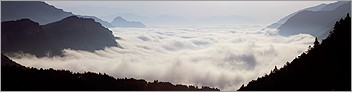 Mer de nuages au dessus des villages d'Aiglun, le Mas, Roquestéron (Canon 10D + EF 100 macro)