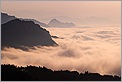 Mer de nuages recouvrant le village de Le Mas (CANON 10D + EF 100 macro)