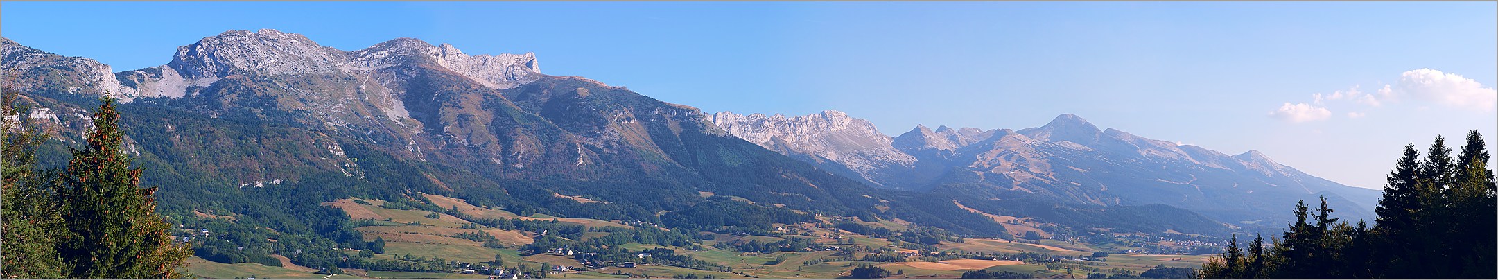 Panoramique sur les montagnes de Lans en Vercors (Isere)