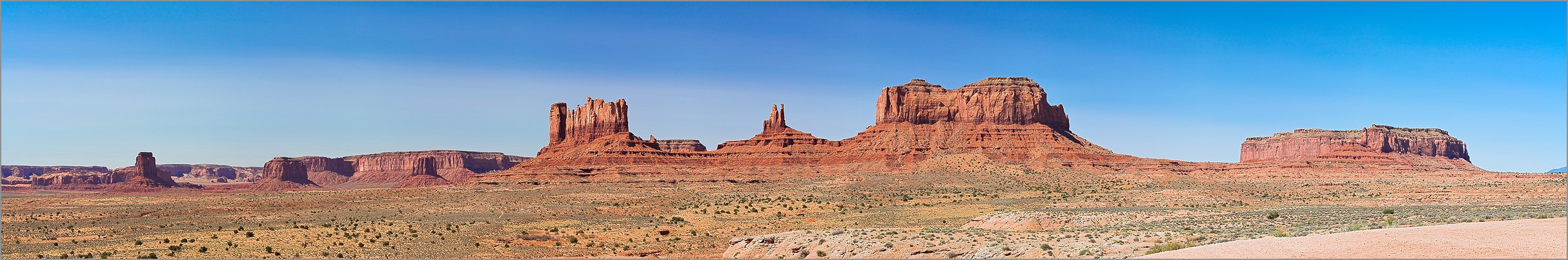 Monument Valley (Navajo Tribal Park) Eagle Mesa, Sentinel Mesa & the Big Indian Castle Butte en vue panomarique réalisée avec CANON 5D + EF 100 macro F2,8