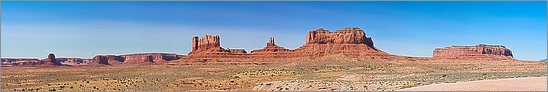 Monument Valley (Navajo Tribal Park) Eagle Mesa, Sentinel Mesa & the Big Indian Castle Butte en vue panomarique réalisée avec CANON 5D + EF 100 macro F2,8