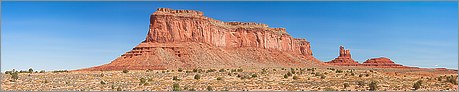 Monument Valley - Navajo Tribal Park - Eagle Mesa, the Setting Hen en vue panomarique réalisée avec CANON 5D + EF 100 macro F2,8