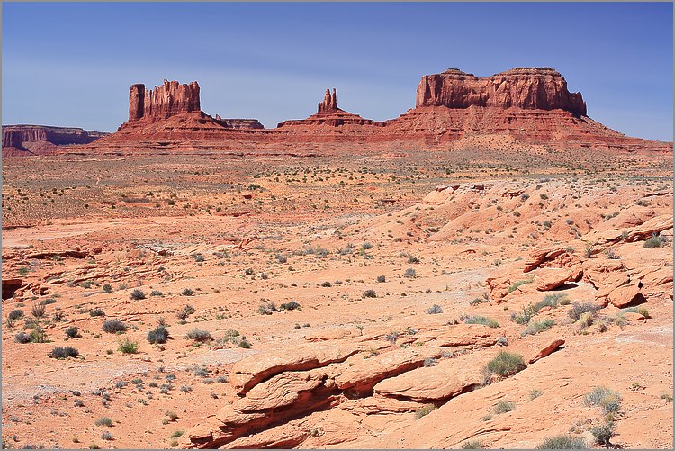 Monument Valley (Navajo Tribal Park) Sentinel Mesa, Big Indian, Castle Butte - photo réalisée avec CANON 5D + EF 50mm  F1,4