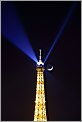Tour Eiffel by night avec ses spots lumineux &  un croissant de Lune (Paris) CANON 5D MkII + EF 135mm F/D 2,0 L + Extender 1,4x II
